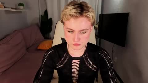 Snapshot of cumboydoll chatting on May 2026 01:18:01 PM Ellio online show from May 2026 01:18:01 PM