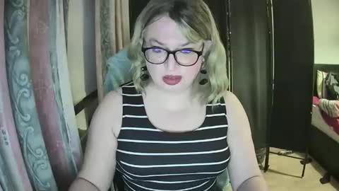 Snapshot of curleyshirley chatting on April 2026 08:34:02 PM Shirley online show from April 2026 08:34:02 PM
