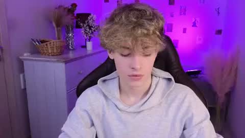 curly_twinkboy online show from July 2026 05:27:02 AM