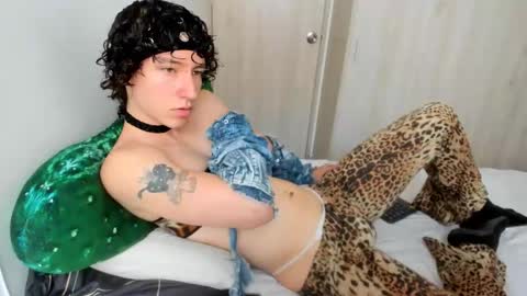 Snapshot of curlyytwink chatting on May 2026 02:47:01 PM Noah online show from May 2026 02:47:01 PM