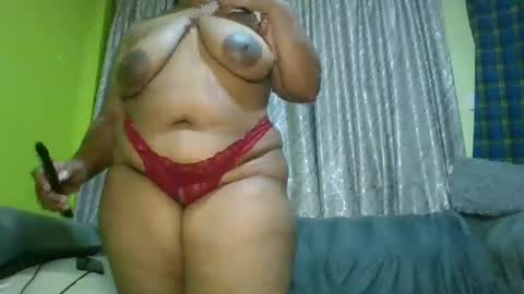 Snapshot of curvy_essie chatting on January 2025 10:31:02 PM Essie online show from January 2025 10:31:02 PM