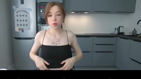 Snapshot of cute_beauty chatting on November 2025 12:04:02 PM Amanda online show from November 2025 12:04:02 PM