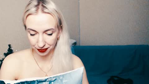 cute_smile_shy online show from January 2025 04:23:01 AM