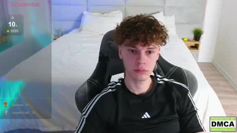 Snapshot of cute_thomas chatting on February 2025 11:21:02 PM Thomas - online show from February 2025 11:21:02 PM