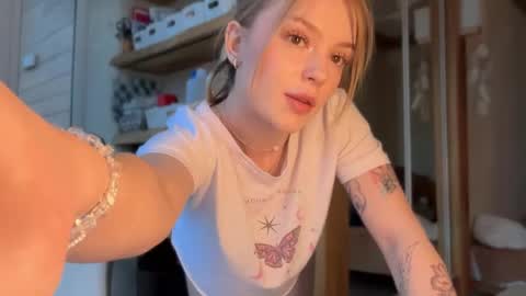 Snapshot of cyberl0ve_ chatting on April 2026 03:36:01 PM Im Emi streaming with my friend Reyna today online show from April 2026 03:36:01 PM