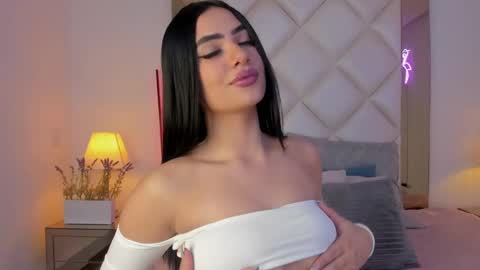 Snapshot of d_kimrouse_h chatting on December 2024 04:07:02 AM Kim online show from December 2024 04:07:02 AM