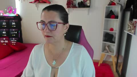 Mia  online show from September 2025 02:39:02 PM