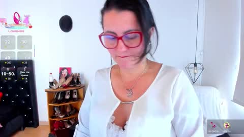 Mia  online show from October 2025 01:23:02 PM