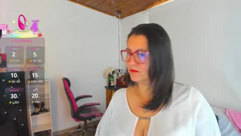 Mia  online show from November 2025 01:26:02 PM