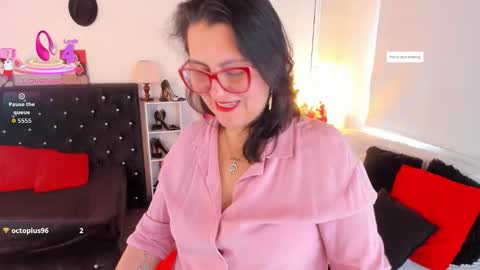Mia  online show from December 2025 01:05:02 PM