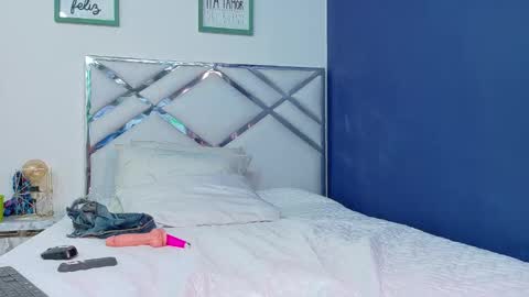 Snapshot of daddysneakinme chatting on February 2025 06:01:02 PM Anny online show from February 2025 06:01:02 PM