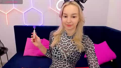 Snapshot of daisymellifluous chatting on December 2025 01:47:01 AM daisymellifluous online show from December 2025 01:47:01 AM