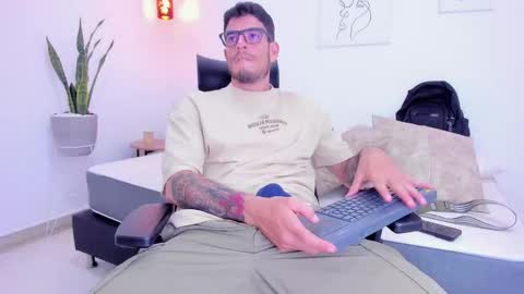 Snapshot of damian_bull chatting on October 2025 08:22:02 PM D A M I A N online show from October 2025 08:22:02 PM