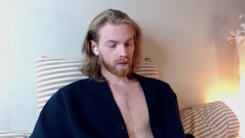 Snapshot of damien_diamond chatting on February 2025 01:25:02 AM damien_diamond online show from February 2025 01:25:02 AM