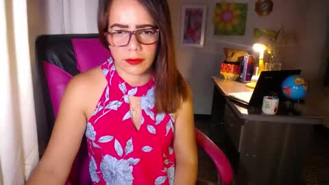 Snapshot of danielle_rose_ chatting on May 2026 02:25:02 PM Angie online show from May 2026 02:25:02 PM