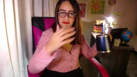 Snapshot of danielle_rose_ chatting on May 2026 05:10:01 PM Angie online show from May 2026 05:10:01 PM