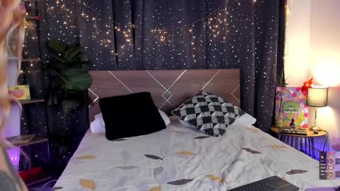 Snapshot of danna__castle chatting on December 2024 07:44:02 AM Dannacastle online show from December 2024 07:44:02 AM