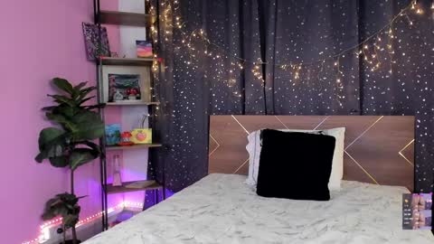 Snapshot of danna__castle chatting on December 2024 08:00:02 AM Dannacastle online show from December 2024 08:00:02 AM