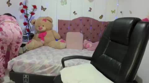 Danna Sofia jeins online show from May 2026 02:22:01 PM