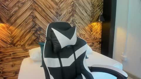 D A N N A online show from November 2025 07:25:01 PM