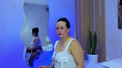 Daphne online show from September 2025 02:25:01 AM