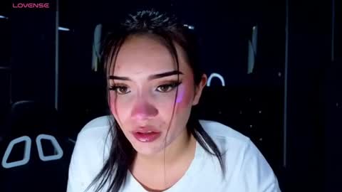 daphne_nicole_b online show from July 2026 01:06:01 PM