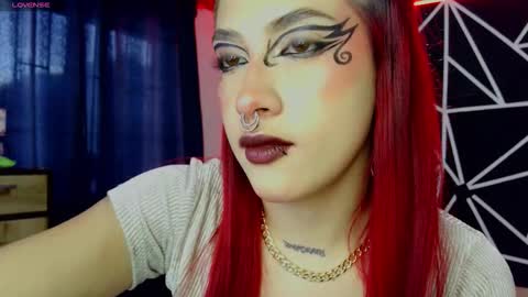 Darlyhooper online show from November 2025 10:02:01 PM