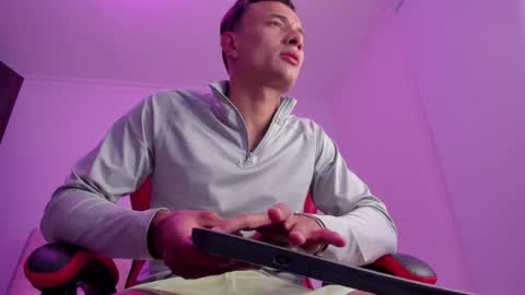 Snapshot of davisfirb chatting on April 2026 03:12:01 AM davis online show from April 2026 03:12:01 AM