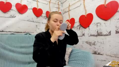 Holly online show from May 2026 01:22:02 AM