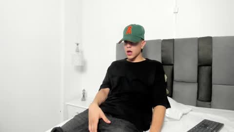 Snapshot of dei_v_48 chatting on February 2025 05:19:02 AM DEIVY online show from February 2025 05:19:02 AM