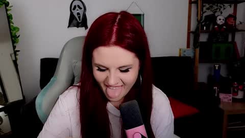 dellacrush_ online show from November 2025 05:57:01 PM