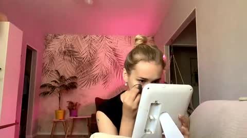 I am Lola hello world online show from July 2026 09:34:01 AM