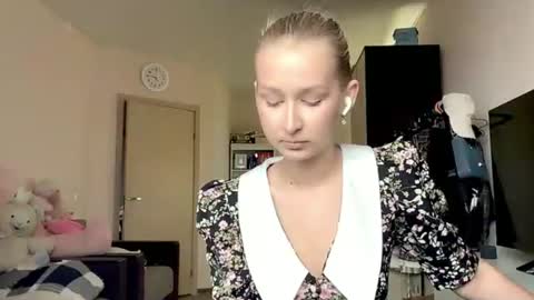 I am Lola hello world online show from July 2026 03:20:01 PM