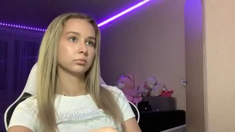 I am Lola hello world online show from July 2026 07:39:01 PM
