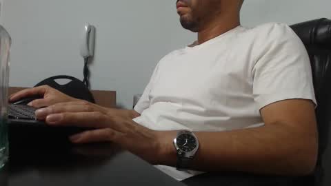 Snapshot of derrik_ chatting on December 2024 11:11:02 AM online show from December 2024 11:11:02 AM