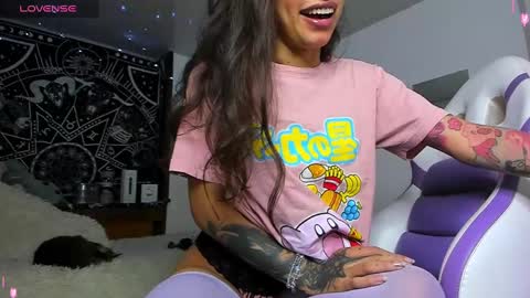 Snapshot of devadoll chatting on February 2025 01:46:02 AM Gi HELP ME REACH 50 THUMPS UP 3 online show from February 2025 01:46:02 AM