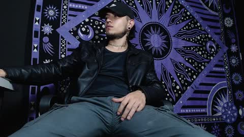 Snapshot of dicaprioo_ chatting on January 2025 07:00:02 PM DICAPRIO online show from January 2025 07:00:02 PM