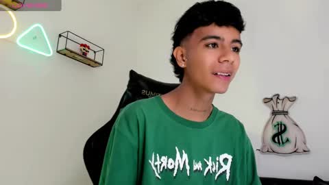 dikey_18 online show from February 2025 08:34:02 PM