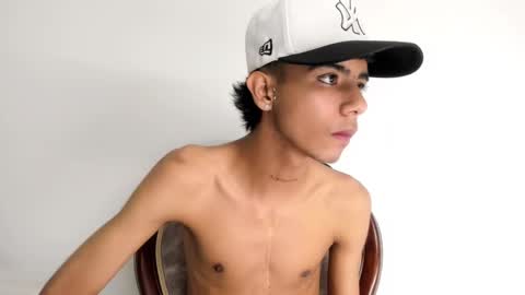 dikey_18 online show from February 2025 12:25:01 AM