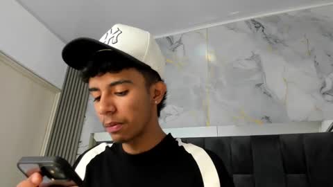 dikey_18 online show from March 2025 09:06:02 PM