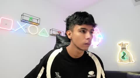 dikey_18 online show from March 2025 11:27:02 PM