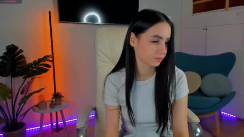 Snapshot of dina___fox chatting on April 2026 01:04:02 PM Dina Fox online show from April 2026 01:04:02 PM