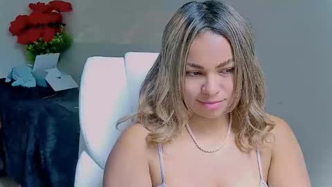 diosadeluniverso_ online show from November 2025 03:01:02 PM