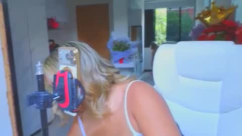 diosadeluniverso_ online show from February 2026 12:12:01 PM