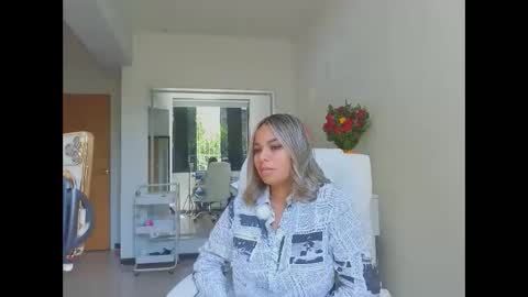 diosadeluniverso_ online show from March 2026 06:00:01 PM