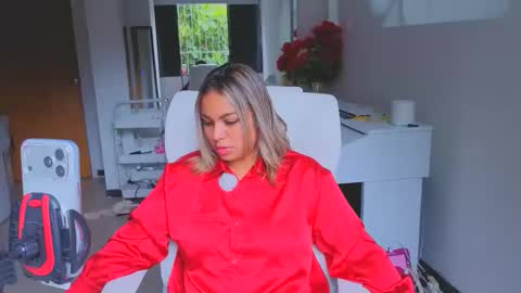 diosadeluniverso_ online show from April 2026 12:30:02 PM