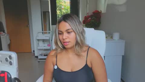 diosadeluniverso_ online show from April 2026 12:18:01 PM