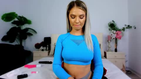 Snapshot of dirtystudentgirl chatting on October 2025 09:04:02 AM Chloe online show from October 2025 09:04:02 AM