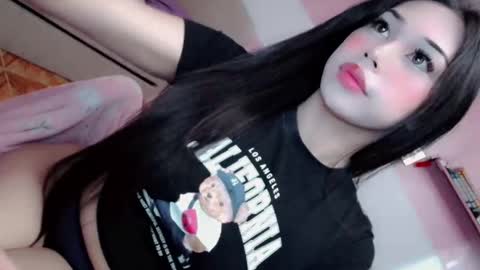 Snapshot of disneycum69_bella chatting on February 2026 02:04:01 AM disneycum69_bella online show from February 2026 02:04:01 AM