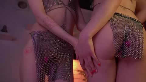 Snapshot of divine_lights chatting on December 2024 01:04:02 AM Eva and Lucia online show from December 2024 01:04:02 AM